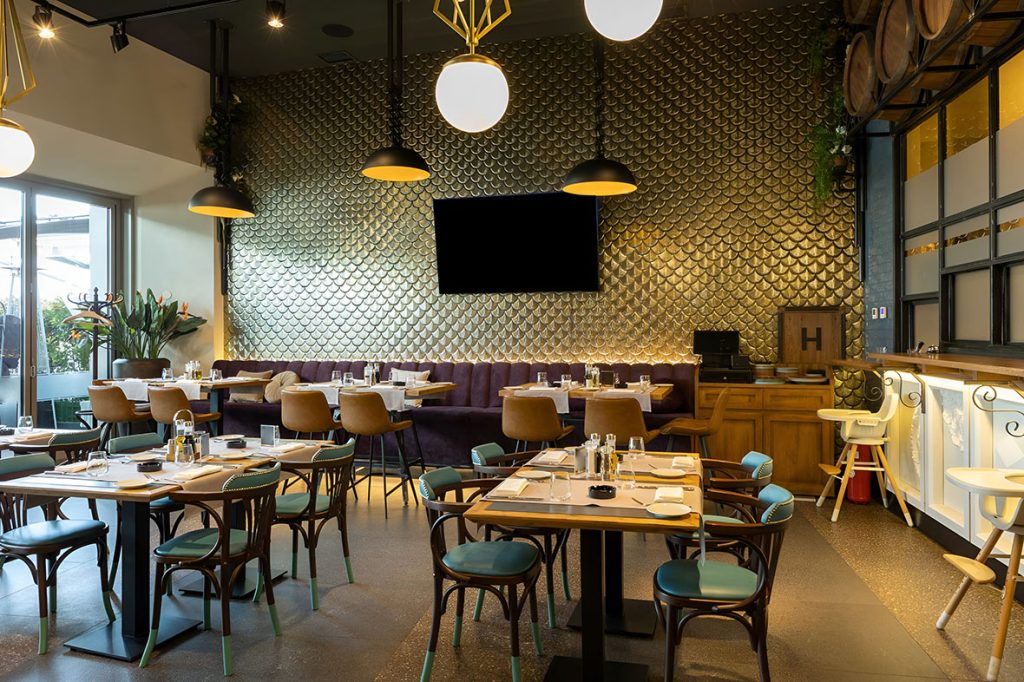 Polished concrete contractors Houston designing stylish, slip-resistant restaurant floors built for high foot traffic and dining spaces.